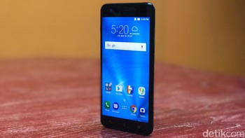 Layarnya berukuran 5,5 inch Full HD dengan teknologi AMOLED. Foto: detikINET/Adi Fida Rahman