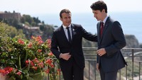 Macron saat bertemu dengan PM Kanada, Justin Trudeau. Kalau Macron habiskan Rp 414 juta untuk makeup, Trudeau berapa ya? (Foto: REUTERS/Stephane De Sakutin/Pool)