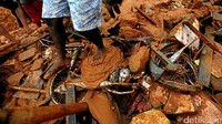 Sebuah sepeda motor rusak akibat tertimbun material longsor. Reuters/Dinuka Liyanawatte.