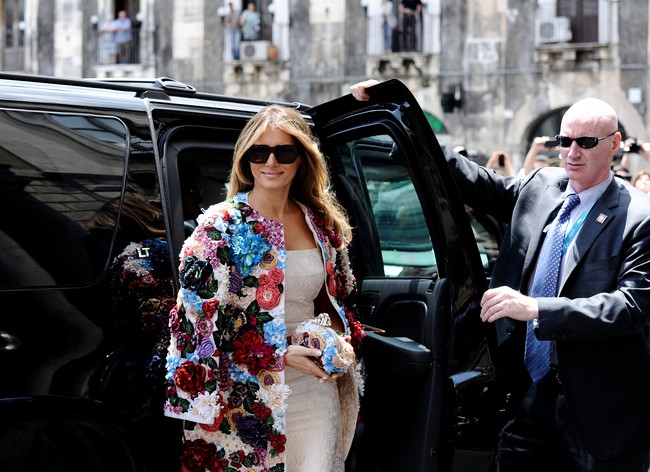 Menghadiri G7 Summit di Italia, Melania Trump kembali mengundang kontroversi. Ia tampil memakai coat dari Dolce & Gabbana seharga US$ 51.500 atau sekitar Rp 685 juta. Jumlah itu setara dengan gaji orang Amerika selama setahun. Foto: REUTERS/Guglielmo Mangiapane