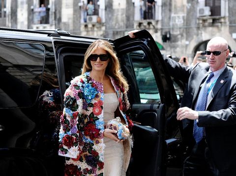 Foto: Gaya Melania Trump Pakai Coat Rp 685 Juta Saat Kunjungan ke Italia