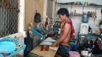 Aris, pegawai Ajay Kulit.