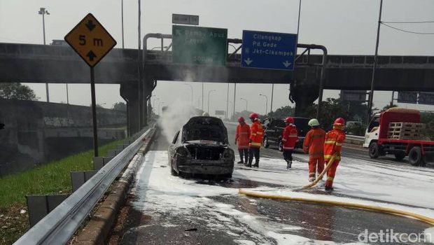 Mobil yang Terbakar di Tol JORR Karena Korsleting dari Aki