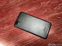 Unboxing Zenfone Zoom S, Pamer Kamera Ganda