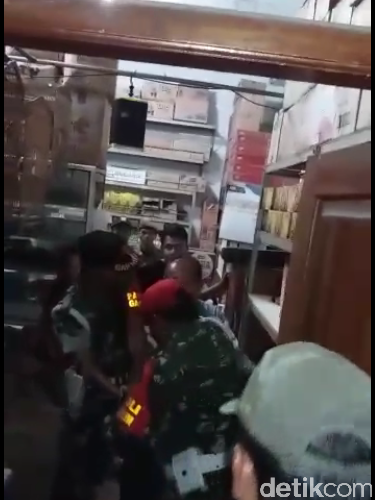  Pemilik toko melawan saat petugas Satpol PP melakukan razia miras Foto: Nugroho Tri Laksono/detikcom