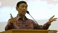 Ketua Dewan Pembina Partai Hanura Wiranto berharap konflik yang terjadi di partainya cepat selesai. Sehingga Hanura mempunyai waktu untuk menghadapi pemilu yang akan datang. Wiranto meminta konflik internal diselesaikan dengan berpegang pada AD/ART. (Foto: Agung Pambudhy/detikcom)