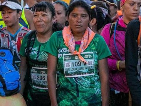 Pakai Rok dan Sandal Karet, Wanita ini Juara Lomba Ultramarathon 50 km