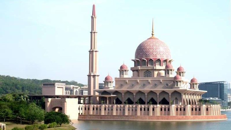 Masjid Unik di Malaysia, Warnanya Pink!