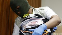 Dalam kasus suap itu KPK menyita uang Rp 1,145 miliar dan USD 3 ribu.