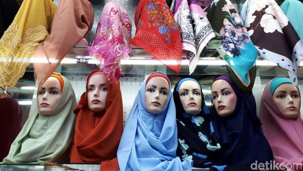 Aneka jilbab di Pasar Tanah Abang