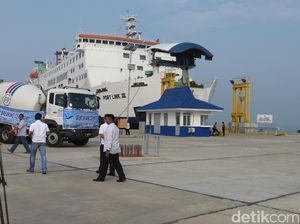Ke Pelabuhan Merak, Rini dan Menhub Kompak Berkemeja Putih