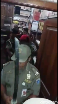 Pemilik toko melawan saat petugas Satpol PP melakukan razia miras. Barang bukti pedang diamankan petugas
