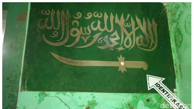 Bendera berwarna hijau dan bergambar pedang ditemukan di rumah Ahmad Syukri, terduga pelaku bom bunuh diri Kampung Melayu