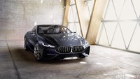 Kap mesin dibuat lebih panjang, garis desain bodi mobil juga mengalir ke belakang. Mobil ini dipercantik dengan pelek alloy ringan berukuran 21 inci dan garis atap yang sporty. Foto: BMW