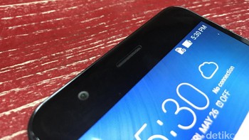 Kamera depan Zenfone Zoom S  punya resolusi 13 megapixel dengan bukaan f/2.0, serta penerangan dari screen flash. Foto: detikINET/Adi Fida Rahman