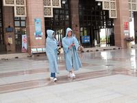 Wisatawan yang menggunakan jubah di Mesjid pink (Shada/detikTravel)