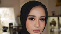 Dengan riasan wajah yang apik serta bola matanya yang bundar, Laudya Cynthia Bella geulis pisan! Foto: Instagram Laudya Cynthia Bella