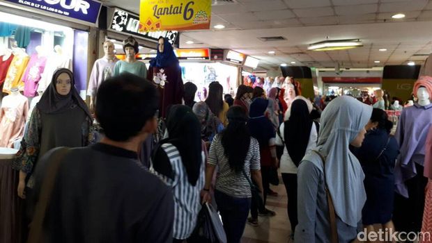 Pasar Tanah Abang di hari pertama Ramadan