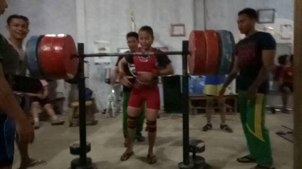 Cerita Sandra Diana, Lifter yang Kumpulkan Receh di Jalan Raya