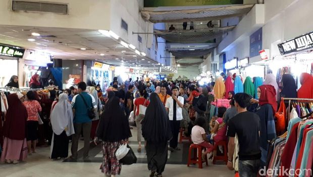 Pasar Tanah Abang di hari pertama Ramadan