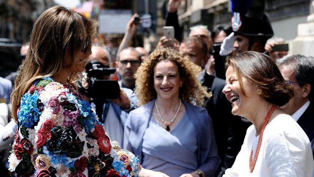 Melania Trump Jadi Kontroversi Pakai Coat Seharga Gaji Karyawan Setahun