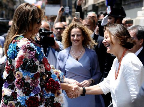 Foto: Gaya Melania Trump Pakai Coat Rp 685 Juta Saat Kunjungan ke Italia