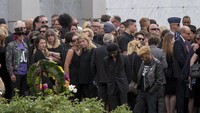 Pada Jumat (26/5) lalu, pemakaman digelar di Hollywood Forever Cemetery di Los Angeles, California. Foto: David McNew/Getty Images
