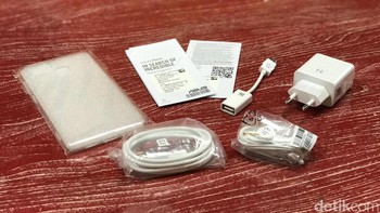 Setelah dibongkar, aksesori yang tersedia meliputi kepala charger, kabel data, earphone, buku panduan, jarum pembuka tray SIM Card dan case transparan. Foto: detikINET/Adi Fida Rahman