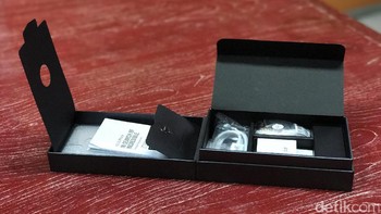 Aksesori tersimpan di kotak atas dan bawah. Foto: detikINET/Adi Fida Rahman