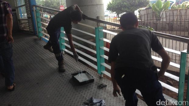 Petugas membersihkan Halte Transjakarta Kampung Melayu, Sabtu (27/5/2017)