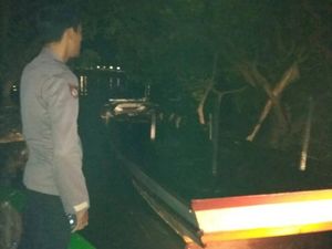 Sebuah Kapal Terbakar Saat Bersandar di Dermaga Pulau Pari