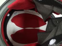 Busa di dalam helm. 