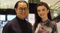 Mengenakan dress motif batik Raline Shah terlihat anggun. Foto: Instagram Raline Shah