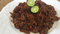 Termasuk makanan kering yang biasa disantap jika sedang tak sempat masak atau dalam kondisi darurat. Tetapi suwiran daging sapi yang dibumbui ini rasanya gurih manis. Ada juga yang diberi tambahan bawang merah goreng dan cabe kering. Nasi putih merupakan pasangan yang afdol buat menikmati abon sapi ini.Foto: detikfood