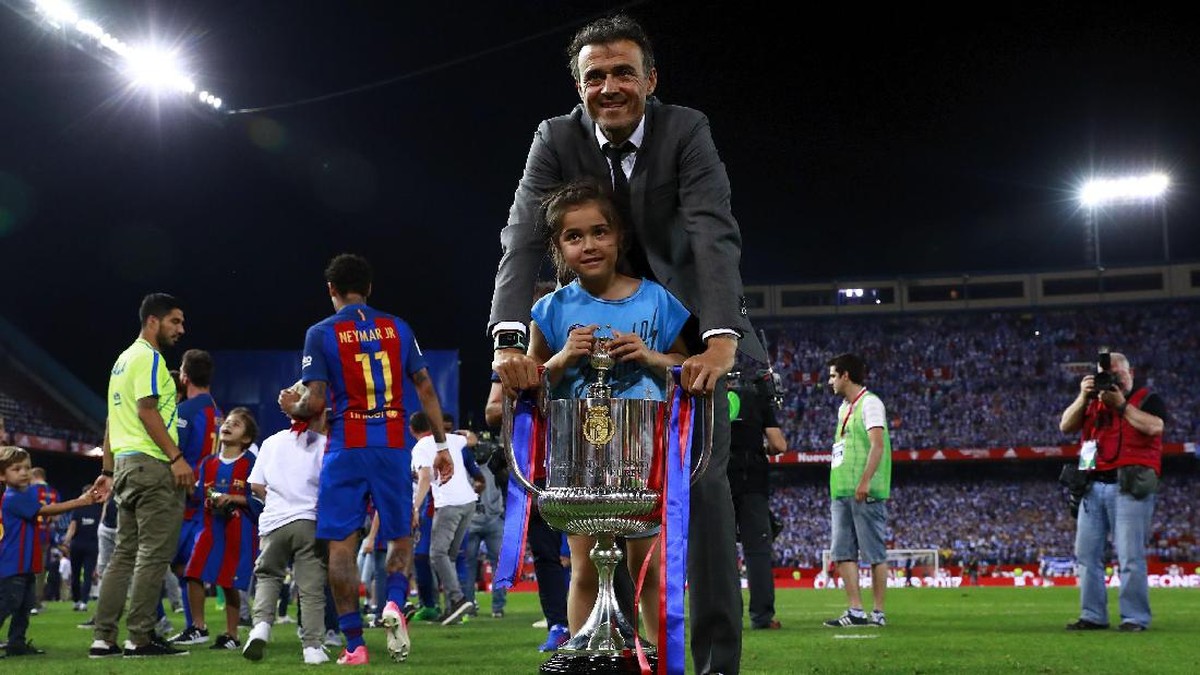 Foto: Luis Enrique dan putrinya bersama trofi Copa del Rey (Getty Images/Gonzalo Arroyo Moreno)