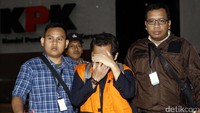 Di dalam kasus ini diduga Rochmadi merupakan penerima suap. Perantara penerimanya adalah Ali Sadli selaku auditor BPK. 