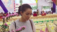 Dengan gaya casual Nadya Hutagalung terlihat seperti remaja. Foto: Instagram Nadya Hutagalung