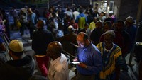 Antrean sejumlah warga muslim di Islamic Cultural Center jelang berbuka dihari pertama Ramadan. REUTERS/Amr Alfiky.