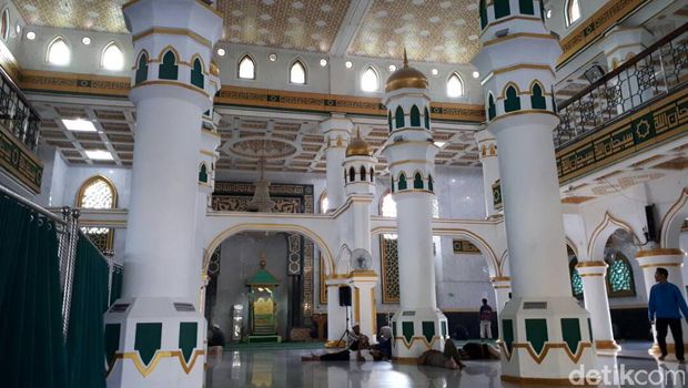 Bagian dalam Masjid Raya Pekanbaru. 