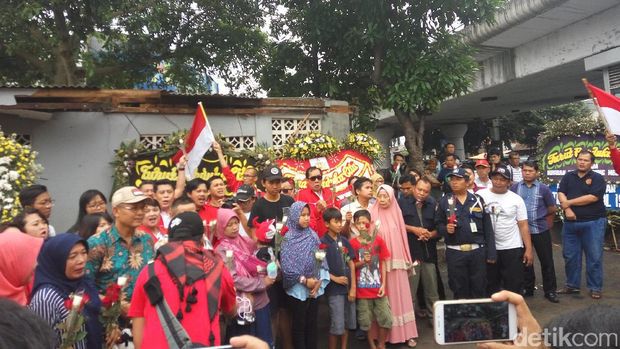 Kader PKPI Bagikan Bunga Mawar di Lokasi Bom Kampung Melayu