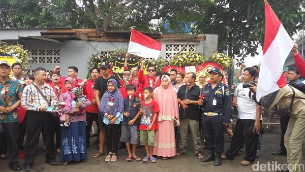 Kader PKPI Bagikan Bunga Mawar di Lokasi Bom Kampung Melayu