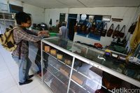Salah satu toko yang menjual kerajinan kulit buaya di Merauke.
