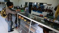 Disalah satu galeri, seorang penjual nampak melayani pembeli yang tengah mampir.