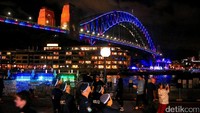 Sejumlah personel kepolisian setempat nampak menikmati kilauan cahaya di Sydney Harbour Bridge. REUTERS/David Gray.