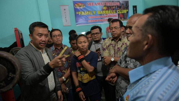 Imam Nahrawi mengunjungi sasana berlatih atlet angkat berat Sandra Diana di Padang, Minggu (28/5/2017).
