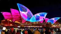Sydney Opera House terlihat sangat menawan dibalut cahaya warna-warni di Festival Cahaya yang digelar belum lama ini di Sydney, Australia. REUTERS/David Gray.