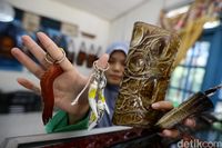 Cinderamata dari kulit buaya.