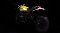 Frame motor ini juga dibuat mirip dengan Ducati Scrambler, ditambah dengan desain joknya. Namun, bagian setang dicat sewarna bodi.