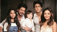 Potret keluarga lengkap Shah Rukh Khan dan Gauri. Foto: Instagram/ Suhana Khan