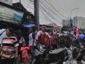 Begini Potret Keramaian Pasar Tanah Abang di Pekan Pertama Puasa
